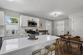 Cozy 4BD - Backyard Retreat - 3mins to Notre Dame - Image 4