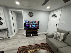 Cozy & Charming 3 bed rooms & 2 bath - Image 4
