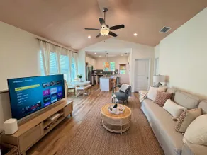 The Orange Blossom Suite Near UF Shands D-town - Image 3