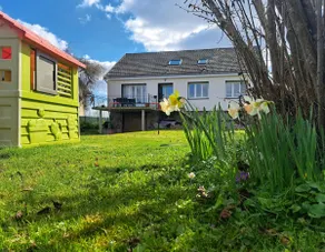 Large family home with garden, pool, games - Image 2