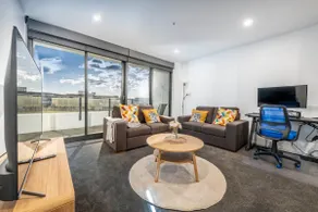 Luxury CBD Apartment, Level 14 Views, Walk to Canberra Centre & Dining & FREE PARKING - Image 5