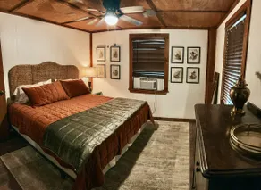 Sissy’s Cabin on Sunset Dr. - Image 3