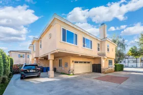 SALE-3B Arcadia Spacious Retreat with Private yard - Image 2
