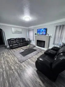 #rcozyhomes. 3 Queens 3 Bedrooms. 2 Living Rooms - Image 3