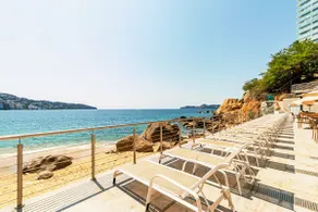 Brand new! Luxury beachfront pool - Image 5
