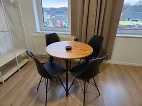Modern Apt. Keyless Access, Parking, Home Office - Image 2