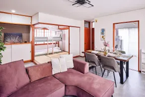 Close to the station and there is a direct bus to Disney. Spacious and comfortable stay perfect for families and groups - Image 2