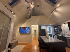 Cozy Home Near Prime Spots - Image 2