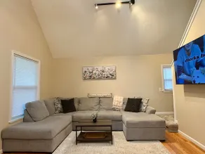 Cozy Home Near Prime Spots - Image 5
