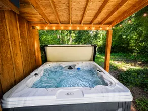 Rainier Christmas Cabin w/ Hot Tub-Cinema-WiFi - Image 2