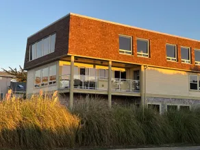 Spectacular Water-front House: Spacious and Fun! - Image 4