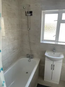 Cosy 4 bedroom house in borehamwood with large onsite parking and large beds - Image 3