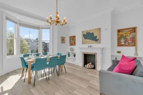 City Chic Townhouse By My Getaways - Image 4