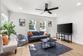 Cozy 1 Story Home With WiFi & AC. 3 car driveway. - Image 3