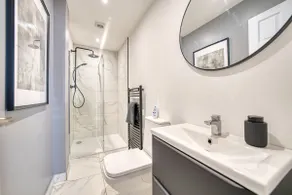 3-Bed Flat Free Parking 10 Mins to City Centre - Image 5
