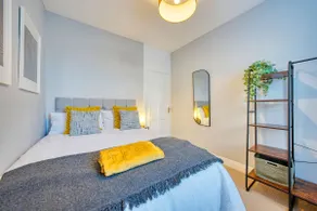 3-Bed Flat Free Parking 10 Mins to City Centre - Image 4
