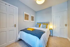 3-Bed Flat Free Parking 10 Mins to City Centre - Image 2