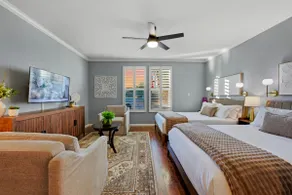 Huge Brownstone -Walkable Neighborhood -Book Now! - Image 5