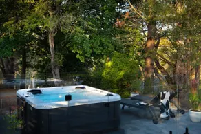 Wrenwood Cottage- outdoor spa in serene setting - Image 3