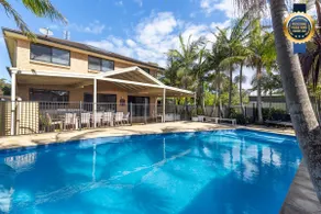 Water Lane - Swimming Pool - 4 Mins Walk to Bay - Image 3