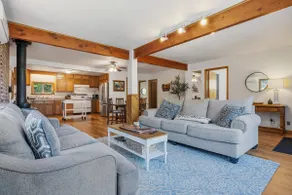 Bright open home with wildlife, 2 decks, fast Wifi - Image 3