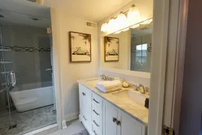 Spacious Home Near Beach + Train Sleeps 10+ | Yard - Image 3