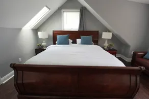 Spacious Home Near Beach + Train Sleeps 10+ | Yard - Image 2