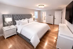 Exec 3BR Lux Home| SPA bath| King Bed | near Big E - Image 4