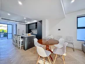 Modern 3BR Townhouse - Sleeps 10 - 2-Car Garage - Image 2