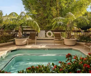 Beverly Deluxe|2 bed & 2 bath| Parking, Gym & Pool - Image 3