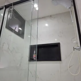 Compact luxury room with comfort and practicality - Image 5