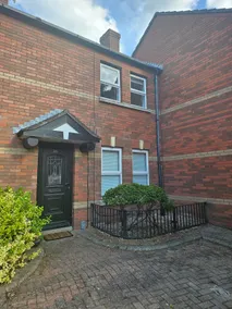 Stylish home in trendy area close to city centre, with parking - Image 4