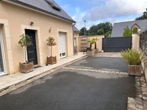 Family home parking/garden - Image 4