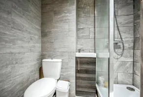 Modern spacious 2 bed apartment - Image 5