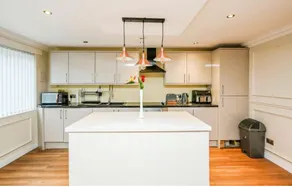Modern spacious 2 bed apartment - Image 2