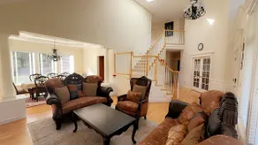 Elegant home and space to gather - Image 5