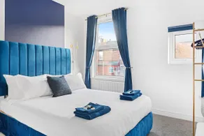 The Navy Nest Stylish 2 BR Sleeps 6 Free Parking - Image 2