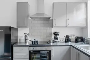 The Navy Nest Stylish 2 BR Sleeps 6 Free Parking - Image 4