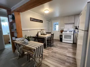 Charming Cottage, fenced backyard & boat parking - Image 3