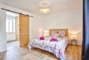 La Nacrière Maison Bourg de Mer 3 Chambres - Image 2