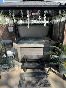 3 bdrm sleeps 8 with Jacuzzi, Billiards & Parking - Image 2