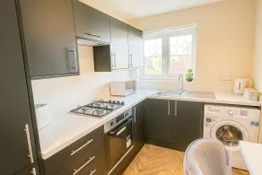 Modern 2BR | Free Parking | Airport 9-Min - Image 5