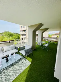 10 minutes to downtown, free parking, terrace - Image 2