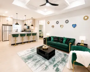 Gold'n Retreat | Elegant 3BR Apartment + Parking - Image 4
