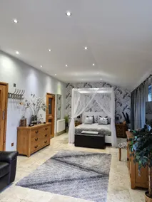 Luxury Studio with Hot Tub & Sauna - Image 4