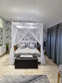 Luxury Studio with Hot Tub & Sauna - Image 3