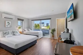 Pet-Friendly | Pool Pontoon | 5 Min Esplanade. - Image 2