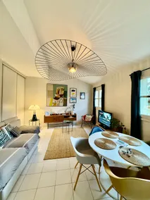 Apartment opposite Palais des Papes, A/C & terrace - Image 5