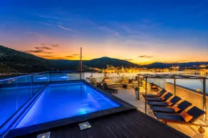 Luxury Seaside Villa for 10, roof pool & jacuzzi! - Image 3
