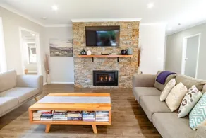 Amaroo - Spacious family home close to town - Image 2